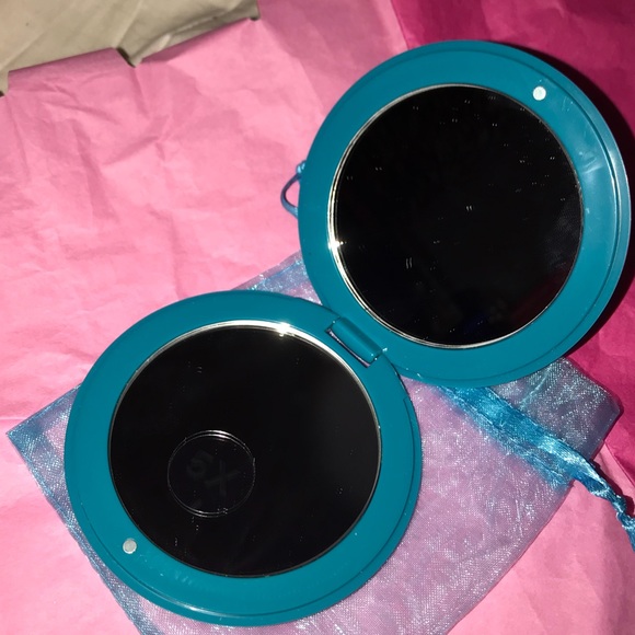 blue double 5x magnifying pocket mirror - Picture 5 of 8